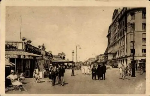 Ak Trouville Reine des Plages Calvados, Les Planches, Passanten