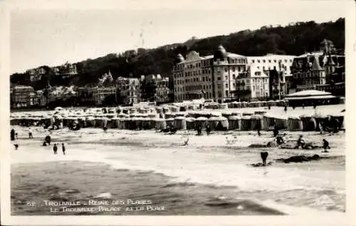 Ak Trouville Reine des Plages Calvados, Palace, Strand