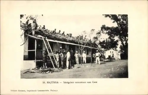 Ak Mahajanga Majunga Madagaskar, Senegalese, der eine Kiste bedeckt