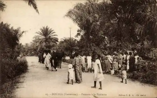 Ak Douala Douala Kamerun, Frauen in La Fontaine