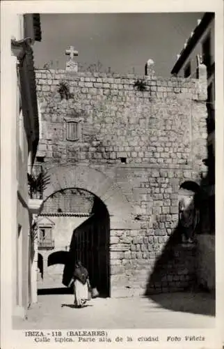 Ak Ibiza Balearen, typische Straße, oberer Teil der Stadt
