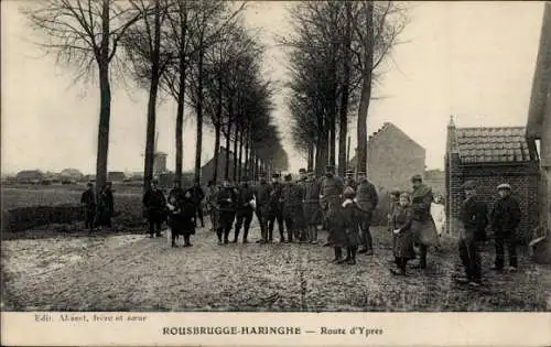 Ak Rousbrugge Haringhe Roesbrugge Haringe Flandern, Route d'Ypern, Soldaten