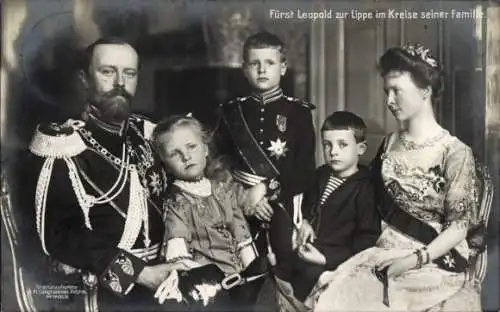 Foto Ak Fürst Leopold IV zur Lippe mit seiner Familie, Fürstin Bertha, Kinder