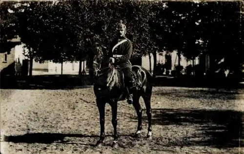 Foto Ak Deutscher Soldat in Uniform auf einem Pferd, Feld-Artillerie