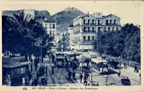 Ak Oran Algerien, Place du Armes, Straßenbahnhaltestelle