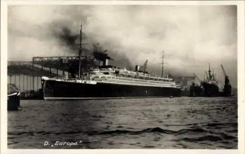 Ak Norddeutscher Lloyd Bremen, Schnelldampfer Europa im Hafen