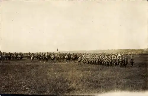 Foto Ak Kaiserparade, deutsche Truppen auf dem Paradefeld