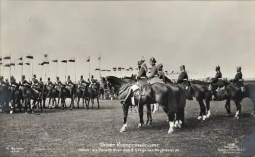 Ak Kronprinzenpaar nimmt die Parade über das 8. Dragoner-Regiment ab