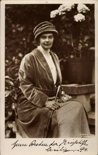 Ak Kronprinzessin Cecilie von Preußen, Sitzportrait, Kriegshilfe, NPG 4872