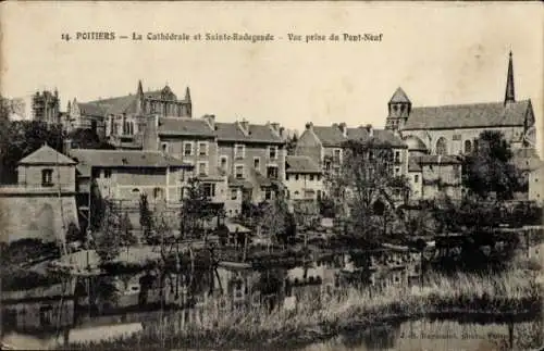 Ak Poitiers Vienne, Kathedrale, Sainte-Radegonde, Blick von Pont-Neuf