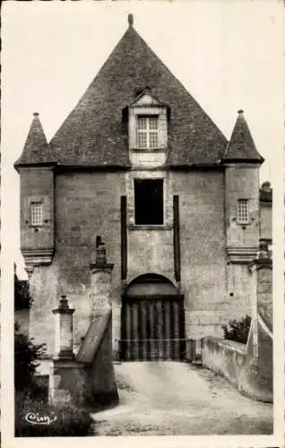 Ak Chalais Charente, Chateau des Taleyrand, Vieille Tour du XIIe siecle avec pont-levis