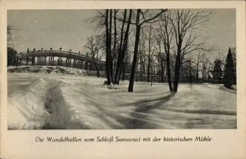 Ak Potsdam, Schloss Sanssouci, Wandelhallen, historische Mühle, Park im Winter