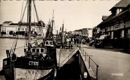 Ak Trouville Reine des Plages Calvados, Fischerboote