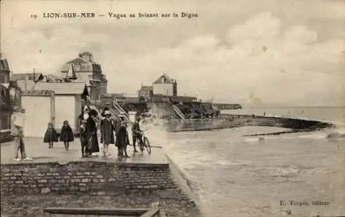 Ak Lion sur Mer Calvados, Vague se brisant sur la Digue