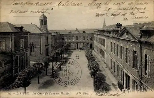 Ak Lisieux Calvados, La Cour de l'ancien Hopital