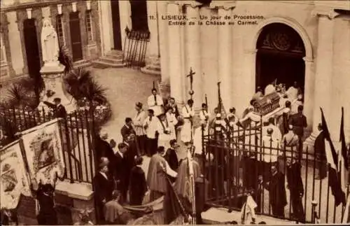 Ak Lisieux Calvados, Un jour de Procession, Entrée de la Chasse au Carmel