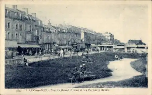 Ak Luc sur Mer Calvados, Rue de Grand Orient, Parterres fleuris