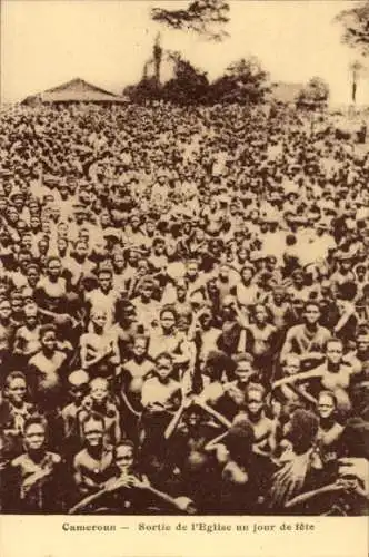 Ak Kamerun, Austritt aus der Kirche, Anwohner nach dem Kirchgang
