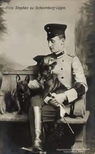 Ak Prinz Stephan zu Schaumburg Lippe, Portrait in Feldgrau, Bulldoggen
