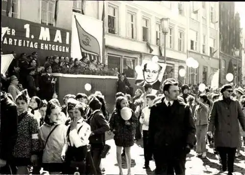 Set von 6 Fotos Wismar 1. Mai 1974