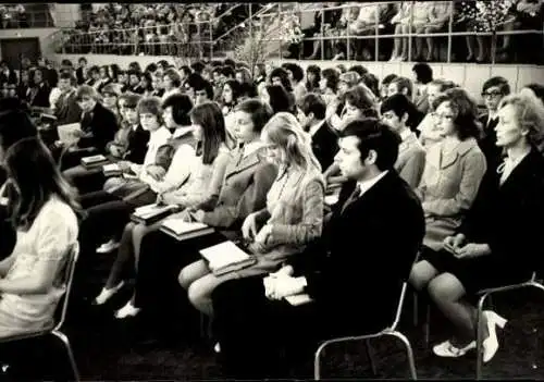 Set von 23 Fotos Sport und Mehrzweckhalle Wismar Jugendweihe 1973