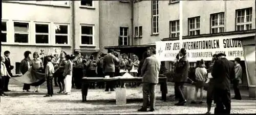 Set von 2 Fotos Wismar , Tag der internationalen Solidarität