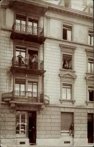 Foto Ak Zürich Stadt Schweiz, Restaurant, Blick auf ein Wohnhaus, Balkone