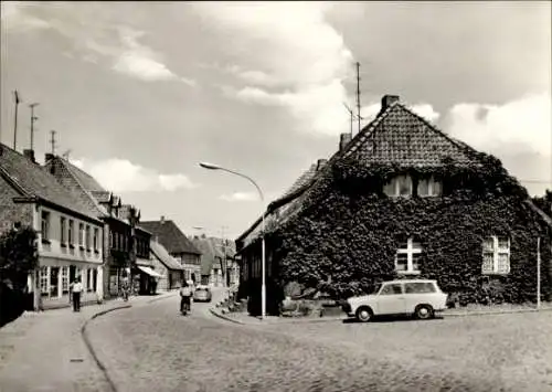 Ak Klütz in Mecklenburg, Ernst Thälmann Straße, Trabant