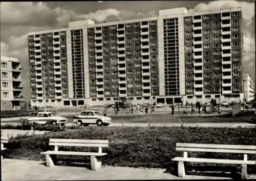 Ak Lütten Klein Rostock in Mecklenburg, Blick auf ein Wohnhaus, Plattenbau, Straße, Kinderspielplatz