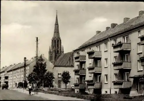 Ak Demmin in Vorpommern, Neubauten an der Frauenstraße, Kirchturm