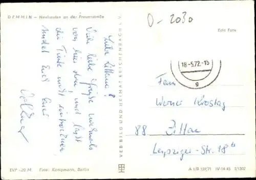 Ak Demmin in Vorpommern, Neubauten an der Frauenstraße, Kirchturm