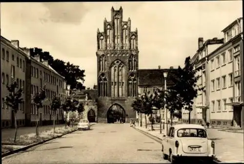 Ak Neubrandenburg in Mecklenburg, Treptower Tor