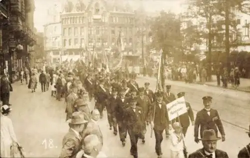 Foto Ak Hannover, 50-jähriges Bestehen des Kriegerbundes Aug. 1928, Festmarsch