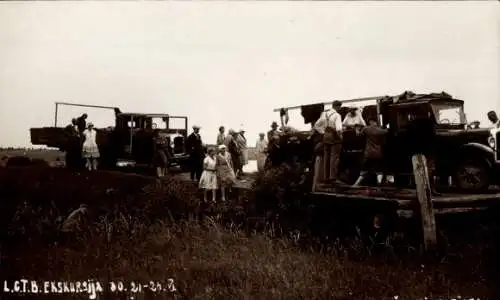 Foto Ak Litauen, L.C.T.B. Ekskursija, Lastwagen auf einer Holzbrücke, Personen