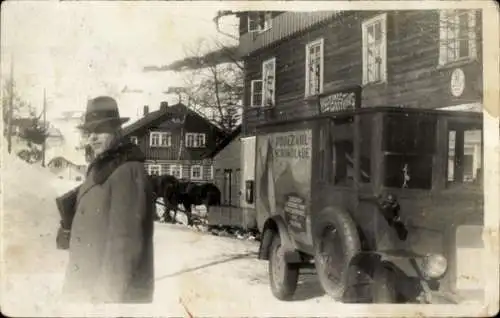 Foto Ak Riesengebirge, Gasthaus im Winter, Mann im Mantel, Lieferwagen Rübezahl Schokolade