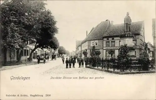 Ak Gardelegen in der Altmark, Stendaler Straße vom Rathaus aus gesehen, Denkmal