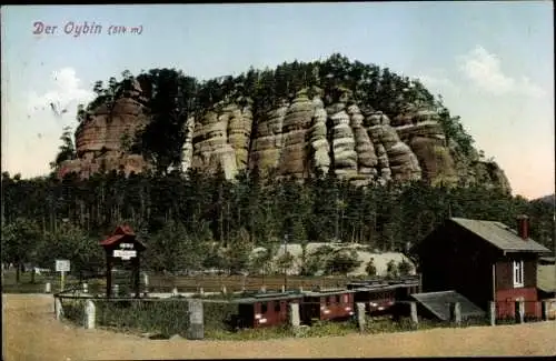 Ak Oybin in Sachsen, Blick auf den Berg, Eisenbahnwaggons am Bahnhof