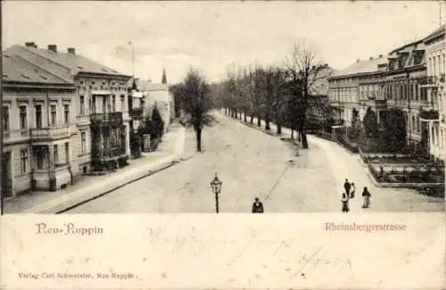 Ak Neuruppin in Brandenburg, Rheinsbergerstraße, Passanten, Gebäude