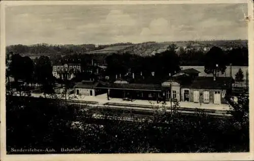 Ak Sandersleben in Anhalt, Bahnhof, Bahnsteig