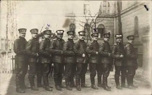 Foto Ak Männer in Uniformen, Gruppenfoto, Piloten?