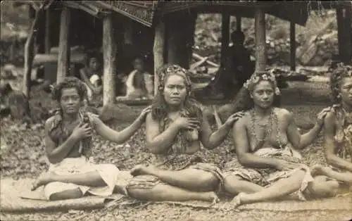 Foto Ak Asiatinnen in Trachten, Busen, barbusig