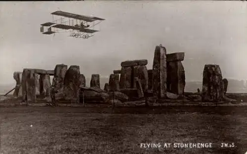 Ak Amesbury Wiltshire England, Stonehenge, Flugzeug