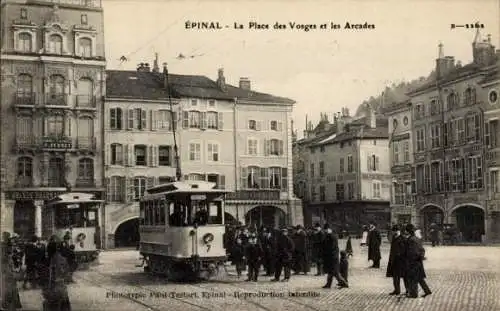 Ak Épinal Lothringen Vosges, Place des Vosges und die Arkaden, Straßenbahnen, Café du Commerce