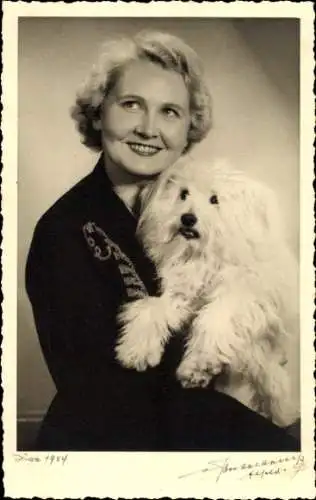 Foto Ak Portrait einer Frau mit Hund, Elisabeth Jürgens, Weihnachten 1934