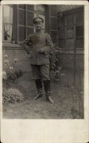 Foto Ak Deutscher Soldat in Uniform, Portrait vor einem Haus