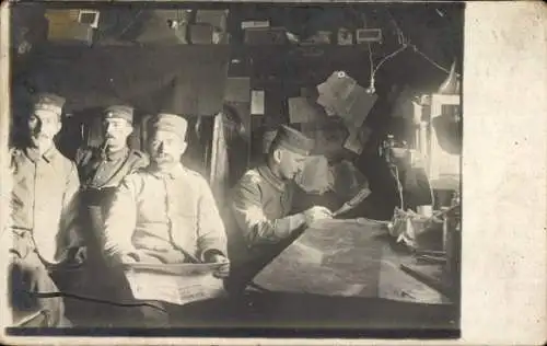 Foto Ak Deutsche Soldaten in Uniformen in der Schreibstube, Kölnische Zeitung