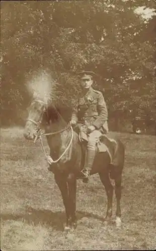 Foto Ak Britischer Soldat auf einem Pferd