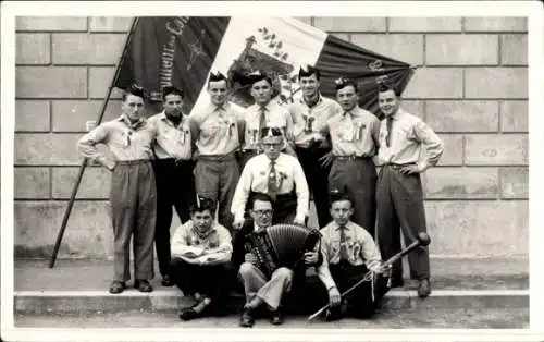 Foto Junge Männer in Uniformen, Fahne, Gruppenfoto, Akkordeon