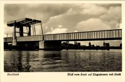 Ak Stralsund in Vorpommern, Blick vom Sund auf Rügendamm und Stadt, Brücke