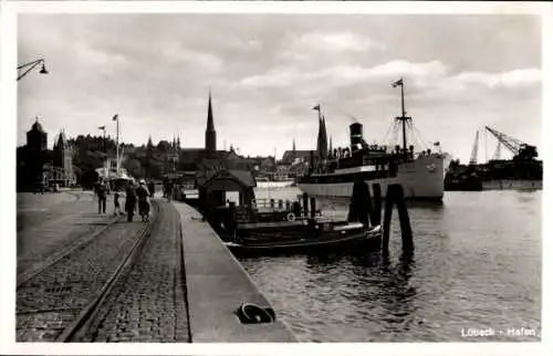 Ak Lübeck, Hafen, Dampfer und kleinere Boote